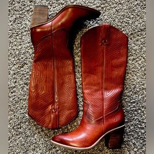 Stunning FRYE boots NEW